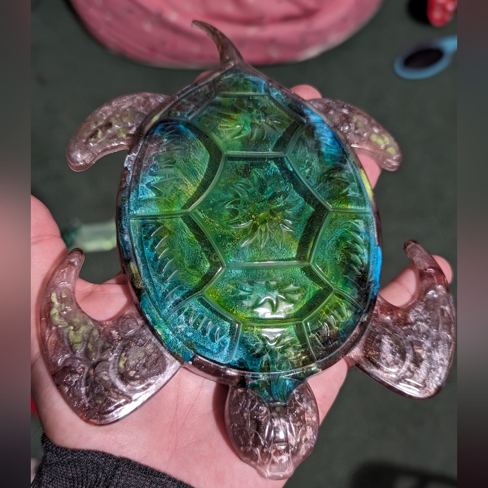 Turtle resin glows in dark green blue grey 6x7 - Picture 3 of 3